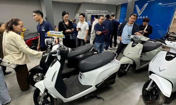 Thị trường Hà Nội sôi động với làn sóng đổi xe xăng sang xe điện