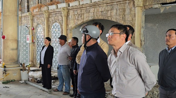 Bê tông sập đè mái nhà hàng ở Đà Lạt, một công nhân tử nạn Bê tông sập đè mái nhà hàng ở Đà Lạt, một công nhân tử nạn