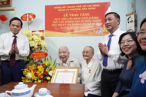 Thành ủy TP.HCM trao Huy hiệu Đảng đến nguyên trợ lý 2 Tổng Bí thư Thành ủy TP.HCM trao Huy hiệu Đảng đến nguyên trợ lý 2 Tổng Bí thư