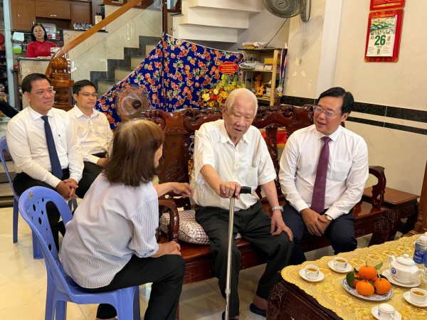 Thành ủy TP.HCM trao Huy hiệu Đảng đến nguyên trợ lý 2 Tổng Bí thư Thành ủy TP.HCM trao Huy hiệu Đảng đến nguyên trợ lý 2 Tổng Bí thư