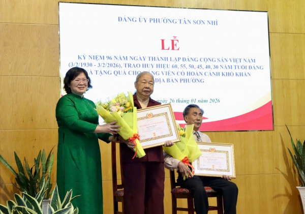 Thành ủy TP.HCM trao Huy hiệu Đảng đến nguyên trợ lý 2 Tổng Bí thư Thành ủy TP.HCM trao Huy hiệu Đảng đến nguyên trợ lý 2 Tổng Bí thư
