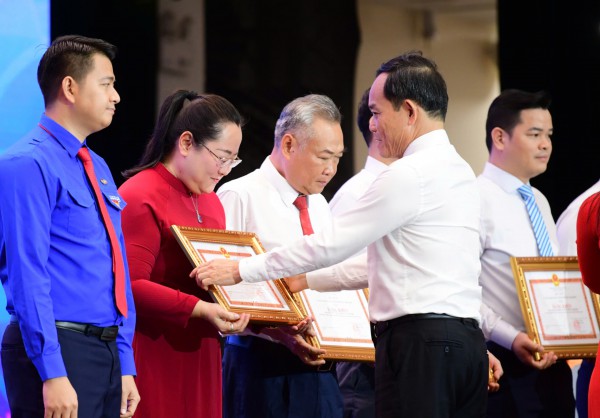 TP.HCM tuyên dương 358 tập thể, cá nhân học và làm theo gương Bác Hồ TP.HCM tuyên dương 358 tập thể, cá nhân học và làm theo gương Bác Hồ