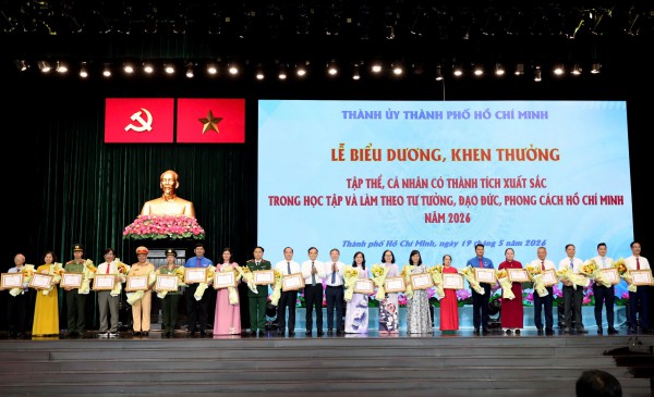 TP.HCM tuyên dương 358 tập thể, cá nhân học và làm theo gương Bác Hồ TP.HCM tuyên dương 358 tập thể, cá nhân học và làm theo gương Bác Hồ
