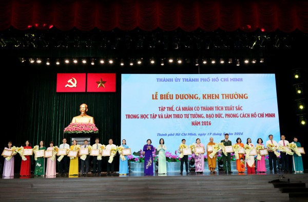TP.HCM tuyên dương 358 tập thể, cá nhân học và làm theo gương Bác Hồ TP.HCM tuyên dương 358 tập thể, cá nhân học và làm theo gương Bác Hồ