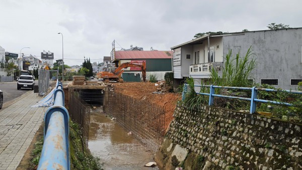 Tự ý phá bờ kè suối ở Đà Lạt để mở rộng công trình không phép Tự ý phá bờ kè suối ở Đà Lạt để mở rộng công trình không phép