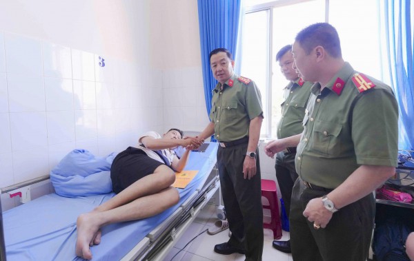 Vụ cháy nhà ở phường Cam Ly - Đà Lạt: 1 cảnh sát PCCC bị thương Vụ cháy nhà ở phường Cam Ly - Đà Lạt: 1 cảnh sát PCCC bị thương
