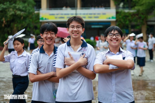 Dầm mình trong mưa, cha mẹ kiên nhẫn đợi con khép lại kỳ thi lớp 10 Dầm mình trong mưa, cha mẹ kiên nhẫn đợi con khép lại kỳ thi lớp 10