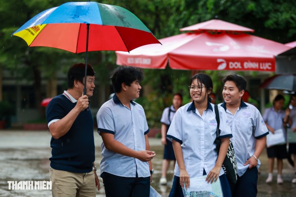 Dầm mình trong mưa, cha mẹ kiên nhẫn đợi con khép lại kỳ thi lớp 10 Dầm mình trong mưa, cha mẹ kiên nhẫn đợi con khép lại kỳ thi lớp 10