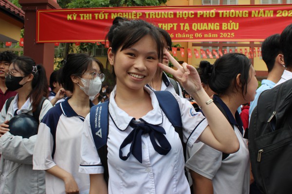 Hồi hộp dõi theo chấm thi văn tốt nghiệp THPT: Đề hay, nhưng điểm cao dễ không?