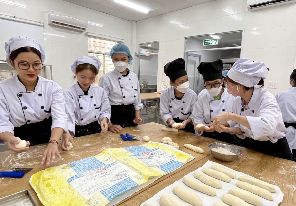 Liên thông từ ĐH về CĐ, trung cấp: Đáp ứng nhu cầu học tập trong bối cảnh mới