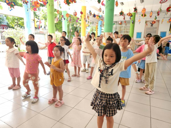 Nghỉ hè ở TP.HCM: Học miễn phí nhảy hiện đại, kỹ năng sống trong trường Nghỉ hè ở TP.HCM: Học miễn phí nhảy hiện đại, kỹ năng sống trong trường