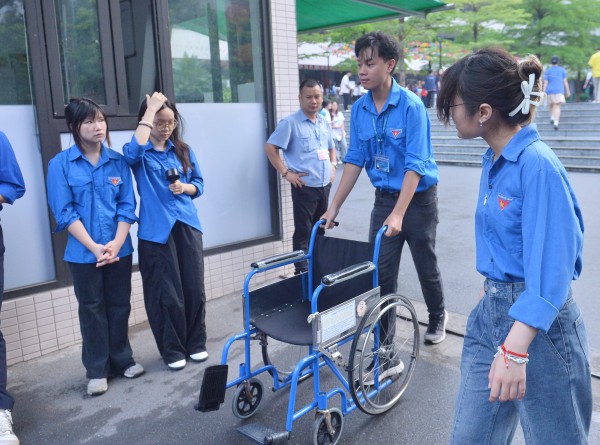 Nữ sinh Hà Nội ngồi xe lăn vào phòng thi tốt nghiệp THPT Nữ sinh Hà Nội ngồi xe lăn vào phòng thi tốt nghiệp THPT