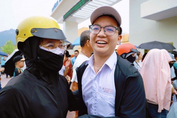 Phụ huynh thấp thỏm chờ con thi tuyển sinh lớp 10 Phụ huynh thấp thỏm chờ con thi tuyển sinh lớp 10