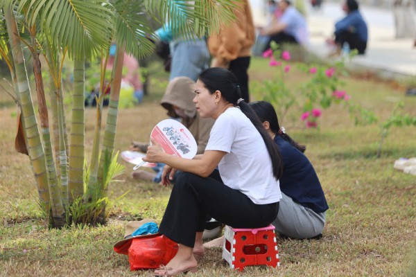 Phụ huynh thấp thỏm chờ con thi tuyển sinh lớp 10 Phụ huynh thấp thỏm chờ con thi tuyển sinh lớp 10