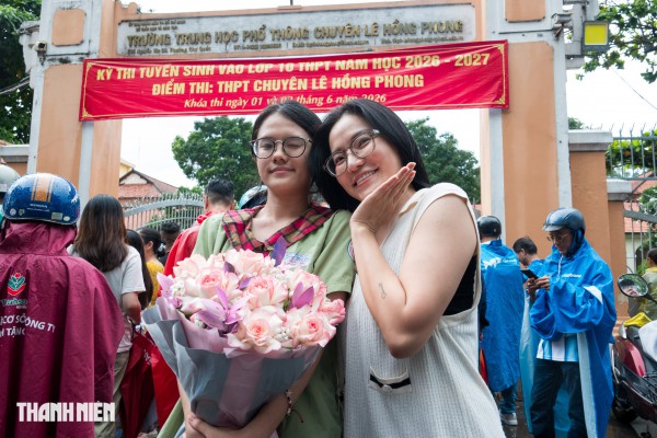 Phụ huynh TP.HCM 'đội nắng', 'hứng mưa', chờ đón con thi lớp 10 đến tối