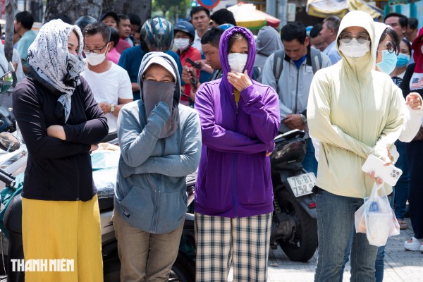 Phụ huynh TP.HCM 'đội nắng', 'hứng mưa', chờ đón con thi lớp 10 đến tối