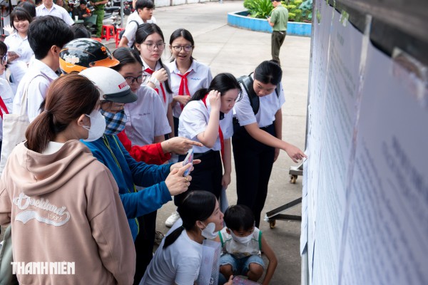 Phụ huynh TP.HCM 'đội nắng', 'hứng mưa', chờ đón con thi lớp 10 đến tối