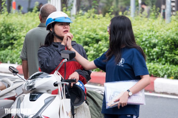 Phụ huynh TP.HCM 'đội nắng', 'hứng mưa', chờ đón con thi lớp 10 đến tối