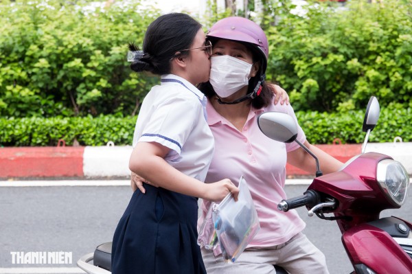 Phụ huynh TP.HCM 'đội nắng', 'hứng mưa', chờ đón con thi lớp 10 đến tối