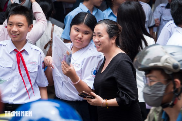 Phụ huynh TP.HCM 'đội nắng', 'hứng mưa', chờ đón con thi lớp 10 đến tối