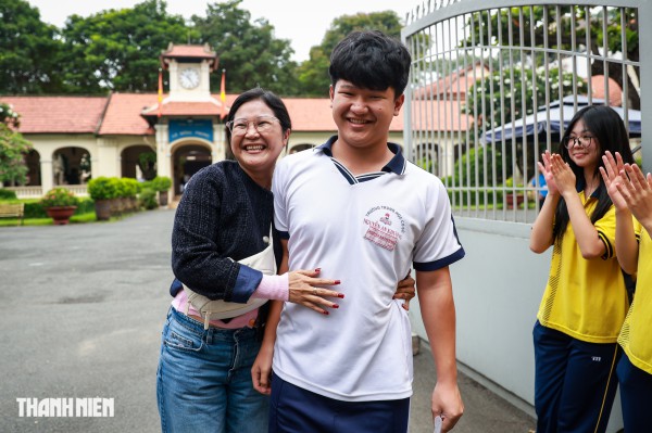 Sĩ tử TP.HCM rạng rỡ trong vòng tay cha mẹ ngày đầu thi tuyển sinh lớp 10 Sĩ tử TP.HCM rạng rỡ trong vòng tay cha mẹ ngày đầu thi tuyển sinh lớp 10