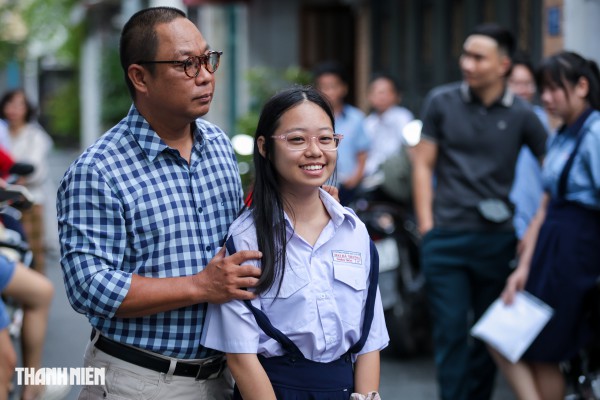 Sĩ tử TP.HCM rạng rỡ trong vòng tay cha mẹ ngày đầu thi tuyển sinh lớp 10 Sĩ tử TP.HCM rạng rỡ trong vòng tay cha mẹ ngày đầu thi tuyển sinh lớp 10