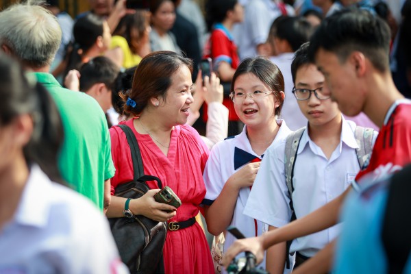 Sĩ tử TP.HCM rạng rỡ trong vòng tay cha mẹ ngày đầu thi tuyển sinh lớp 10 Sĩ tử TP.HCM rạng rỡ trong vòng tay cha mẹ ngày đầu thi tuyển sinh lớp 10