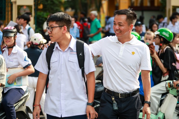 Sĩ tử TP.HCM rạng rỡ trong vòng tay cha mẹ ngày đầu thi tuyển sinh lớp 10 Sĩ tử TP.HCM rạng rỡ trong vòng tay cha mẹ ngày đầu thi tuyển sinh lớp 10