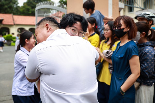 Sĩ tử TP.HCM rạng rỡ trong vòng tay cha mẹ ngày đầu thi tuyển sinh lớp 10 Sĩ tử TP.HCM rạng rỡ trong vòng tay cha mẹ ngày đầu thi tuyển sinh lớp 10