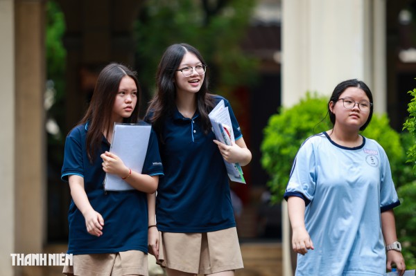 Sĩ tử TP.HCM rạng rỡ trong vòng tay cha mẹ ngày đầu thi tuyển sinh lớp 10 Sĩ tử TP.HCM rạng rỡ trong vòng tay cha mẹ ngày đầu thi tuyển sinh lớp 10