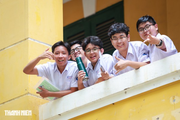 Sĩ tử TP.HCM rạng rỡ trong vòng tay cha mẹ ngày đầu thi tuyển sinh lớp 10 Sĩ tử TP.HCM rạng rỡ trong vòng tay cha mẹ ngày đầu thi tuyển sinh lớp 10
