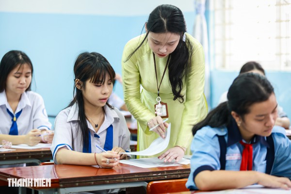 Sĩ tử TP.HCM rạng rỡ trong vòng tay cha mẹ ngày đầu thi tuyển sinh lớp 10 Sĩ tử TP.HCM rạng rỡ trong vòng tay cha mẹ ngày đầu thi tuyển sinh lớp 10