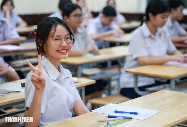 Sĩ tử TP.HCM rạng rỡ trong vòng tay cha mẹ ngày đầu thi tuyển sinh lớp 10 Sĩ tử TP.HCM rạng rỡ trong vòng tay cha mẹ ngày đầu thi tuyển sinh lớp 10
