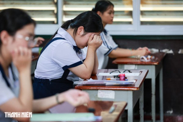 Sĩ tử TP.HCM rạng rỡ trong vòng tay cha mẹ ngày đầu thi tuyển sinh lớp 10 Sĩ tử TP.HCM rạng rỡ trong vòng tay cha mẹ ngày đầu thi tuyển sinh lớp 10