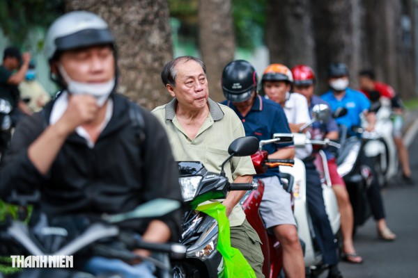 Sĩ tử TP.HCM rạng rỡ trong vòng tay cha mẹ ngày đầu thi tuyển sinh lớp 10 Sĩ tử TP.HCM rạng rỡ trong vòng tay cha mẹ ngày đầu thi tuyển sinh lớp 10