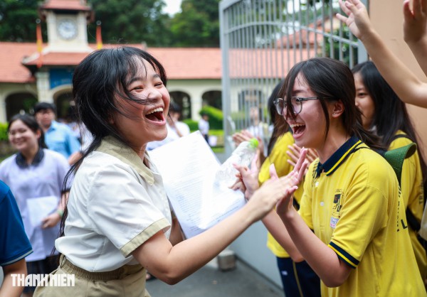 Sĩ tử TP.HCM rạng rỡ trong vòng tay cha mẹ ngày đầu thi tuyển sinh lớp 10 Sĩ tử TP.HCM rạng rỡ trong vòng tay cha mẹ ngày đầu thi tuyển sinh lớp 10