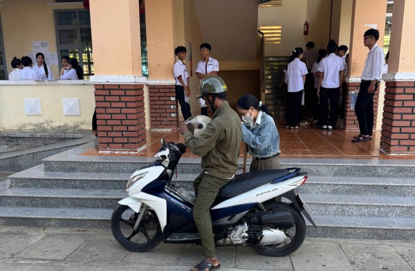 Thí sinh 39 tuổi chống nạng đi thi tốt nghiệp THPT, chồng ngày ngày đưa đón Thí sinh 39 tuổi chống nạng đi thi tốt nghiệp THPT, chồng ngày ngày đưa đón