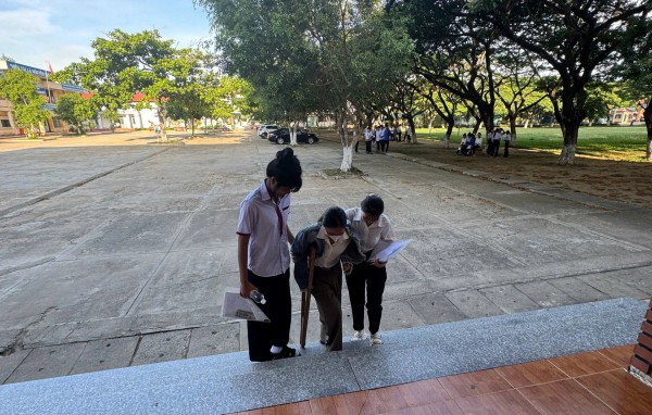 Thí sinh 39 tuổi chống nạng đi thi tốt nghiệp THPT, chồng ngày ngày đưa đón Thí sinh 39 tuổi chống nạng đi thi tốt nghiệp THPT, chồng ngày ngày đưa đón