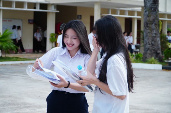 Thí sinh 39 tuổi chống nạng đi thi tốt nghiệp THPT, chồng ngày ngày đưa đón Thí sinh 39 tuổi chống nạng đi thi tốt nghiệp THPT, chồng ngày ngày đưa đón