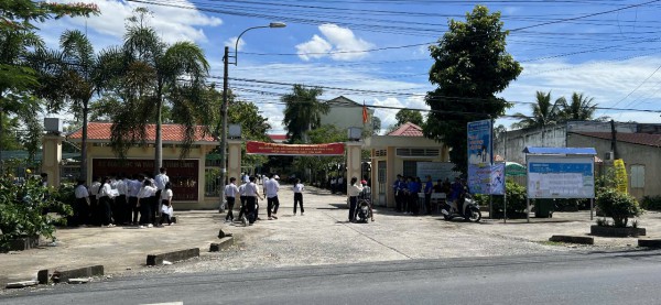 Thí sinh dùng điện thoại chụp đề thi ngữ văn tốt nghiệp THPT, nhờ ChatGPT giải