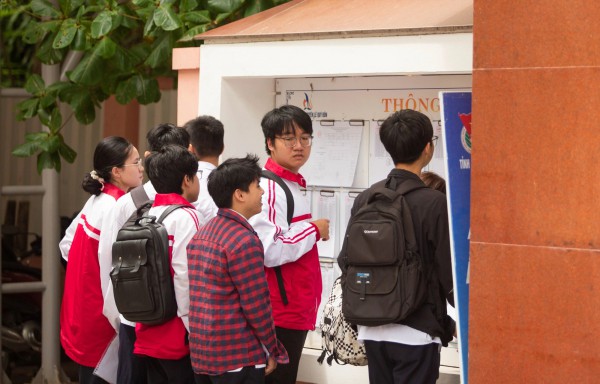 Thí sinh Quảng Trị 'đội nắng' đi làm thủ tục thi tốt nghiệp THPT
