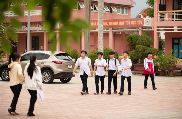 Thí sinh Quảng Trị 'đội nắng' đi làm thủ tục thi tốt nghiệp THPT