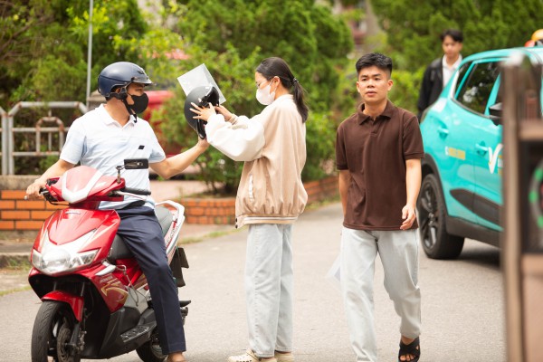 Thí sinh Quảng Trị 'đội nắng' đi làm thủ tục thi tốt nghiệp THPT