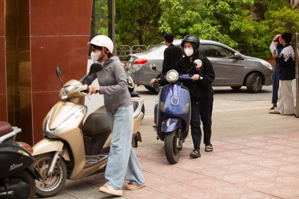 Thí sinh Quảng Trị 'đội nắng' đi làm thủ tục thi tốt nghiệp THPT