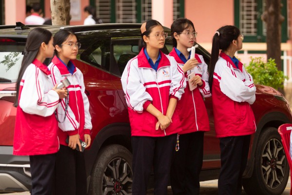 Thí sinh Quảng Trị 'đội nắng' đi làm thủ tục thi tốt nghiệp THPT