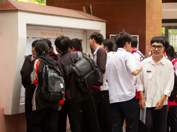 Thí sinh Quảng Trị 'đội nắng' đi làm thủ tục thi tốt nghiệp THPT