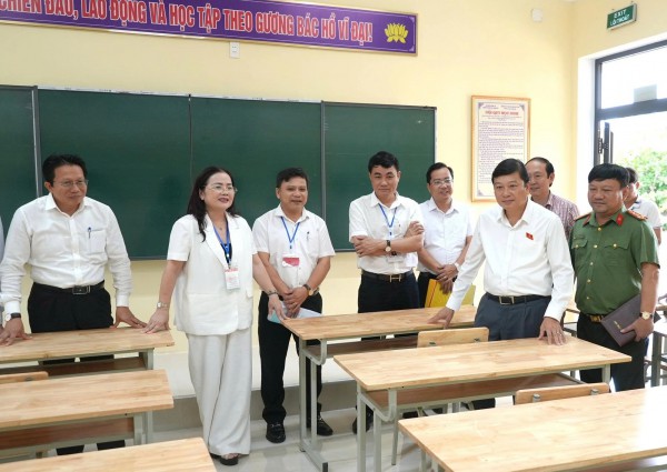 Thí sinh Quảng Trị 'đội nắng' đi làm thủ tục thi tốt nghiệp THPT