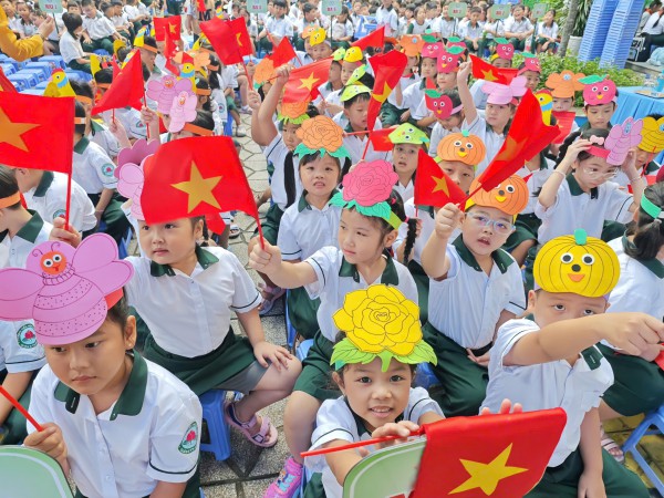 TP.HCM: Sẽ hỗ trợ tiền học kỹ năng sống, ngoại ngữ, bơi... cho học sinh yếu thế