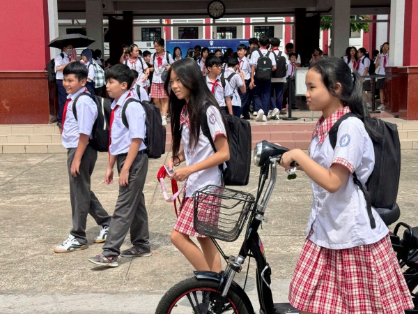 TP.HCM: Sẽ hỗ trợ tiền học kỹ năng sống, ngoại ngữ, bơi... cho học sinh yếu thế