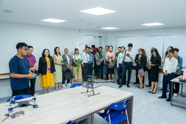 Trường ĐH đưa vào 3 phòng thí nghiệm công nghệ cao phục vụ nghiên cứu, giảng dạy